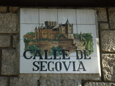 La mia calle. :D Esta es la calle que se encuentra al lado de la Sala la Riviera, y el Puente de Segovia, que casualidad jaja.
